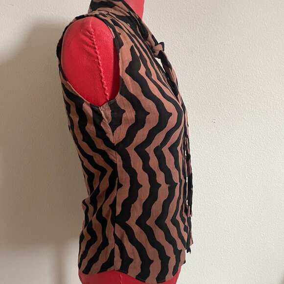 Vintage Sleeveless Button-up blouse with geometric stripes and collar tie detail - Picture 4 of 8